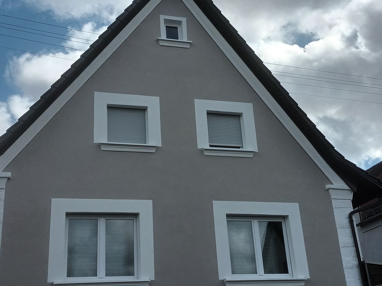 ein weiteres haus an dem ein Dach neu gemacht wurde 