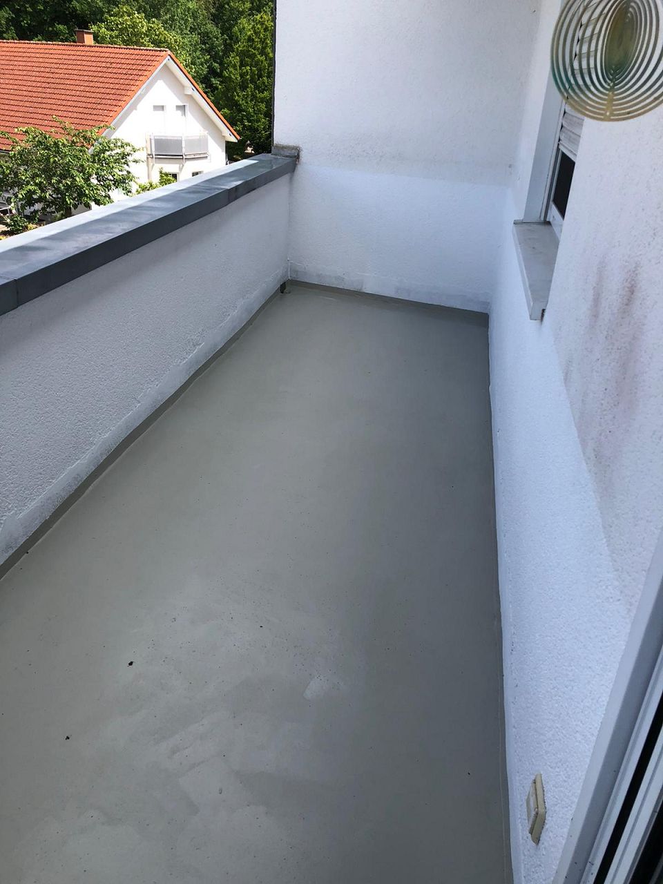 ein grauer Balkon 