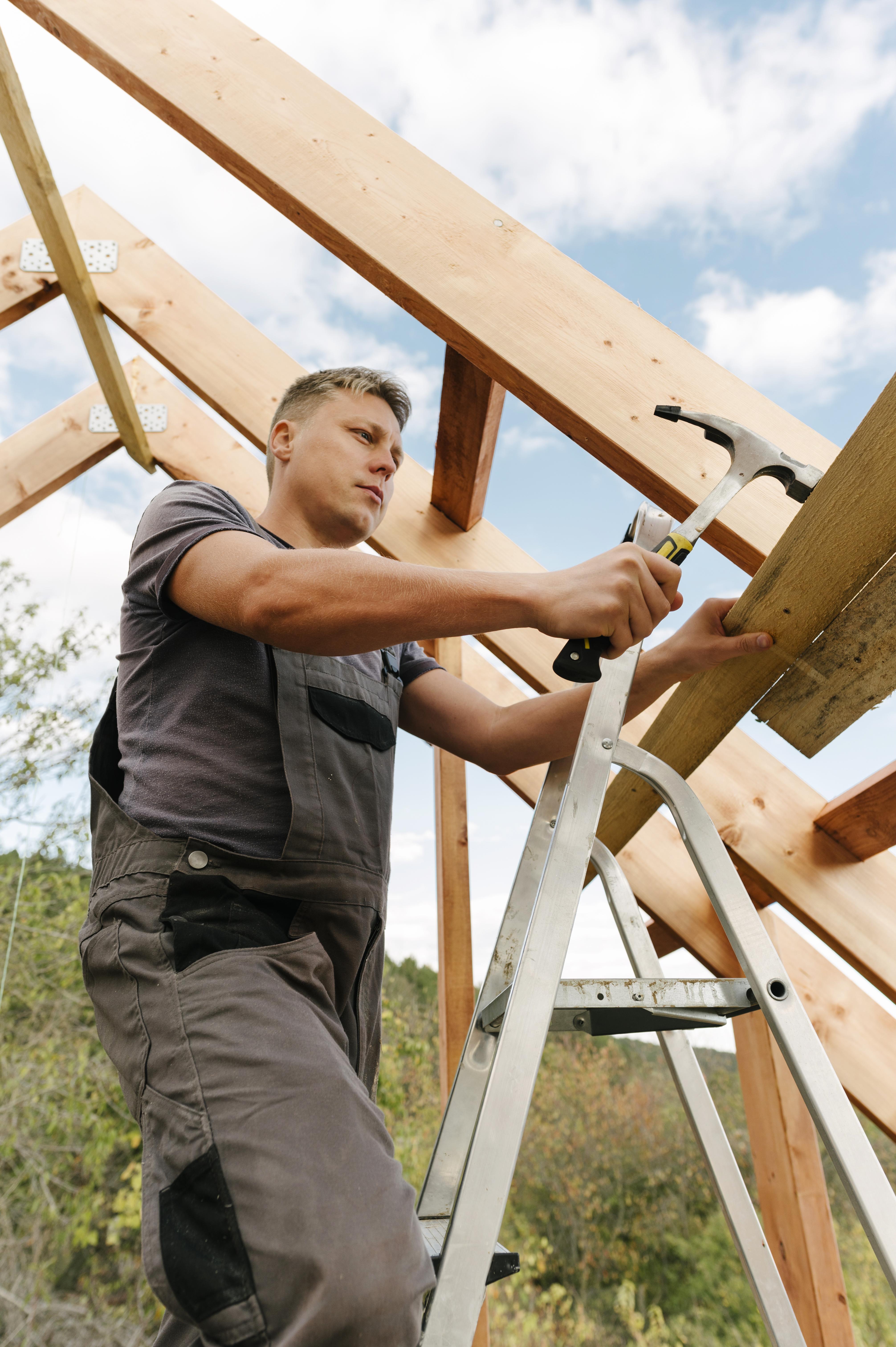 Mann der ein dach am Bauen ist 