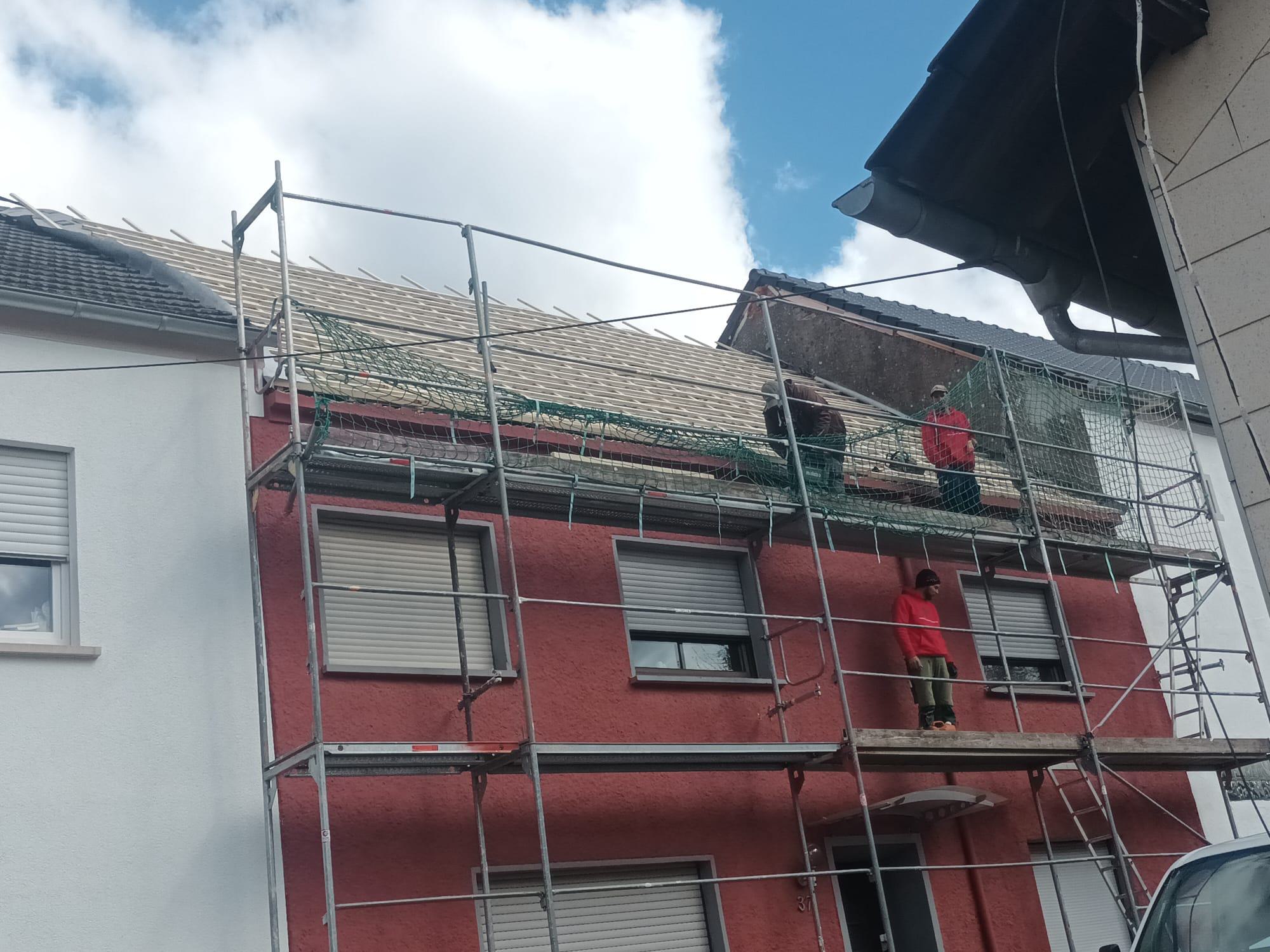 Mann der ein Dach baut